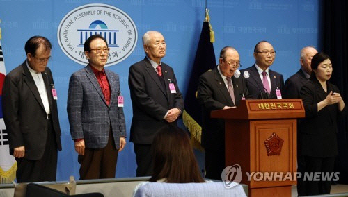 국가원로회의 이상훈 공동상임의장이 20일 국회 소통관에서 윤석열 정부 성공을 위한 시국선언을 발표하고 있다. 연합뉴스